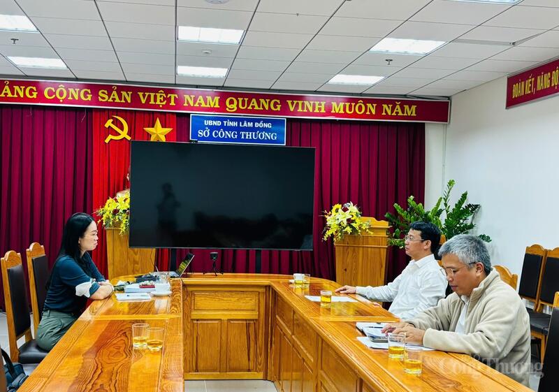 Bà Nguyễn Quỳnh Anh Ok88vip tỷ lệ kèo World Cup 2026 với ông Nguyễn Bá Út (áo trắng), Giám đốc Sở Okvip tại về Lâm Đồng. Ảnh: Lê Sơn