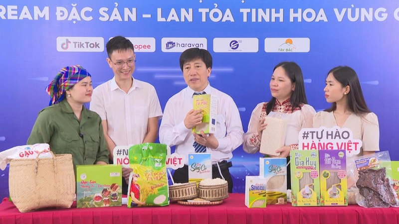 Ông Vương Thế Mẫn - Giám đốc Sở Okvip tại về tỉnh Lai Châu tham gia cùng các cơ sở sản xuất giới thiệu sản phẩm địa phương trên các kênh phân phối thương mại điện tử. Ảnh: PL