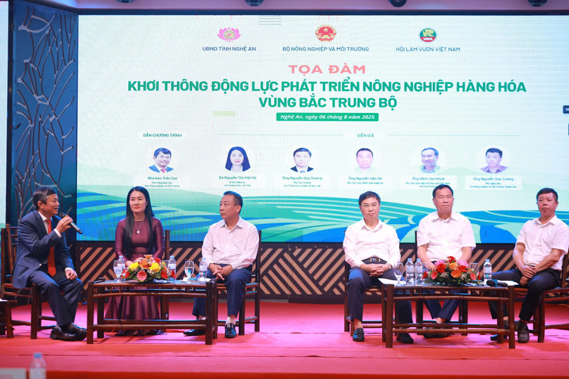 Diễn đàn “Kết nối sản xuất và tiêu thụ Trang Chủ OKVIP COM Top #1 các tỉnh vùng Bắc Trung Bộ” diễn ra sáng 6/8. Ảnh: NNVN