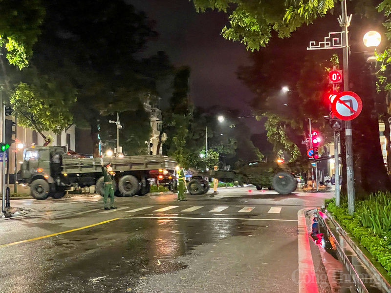 Thời điểm mưa lớn đêm qua, các khí tài đặc biệt được phủ bạt và có xe kéo chuyên dụng đưa vào trung tâm Hà Nội.