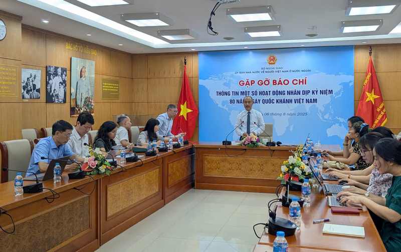 Quang cảnh buổi gặp gỡ báo chí. Ảnh: QL