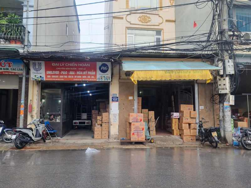 Các cửa hàng mở cửa kinh doanh từ sáng sớm. Ảnh: Văn Thi