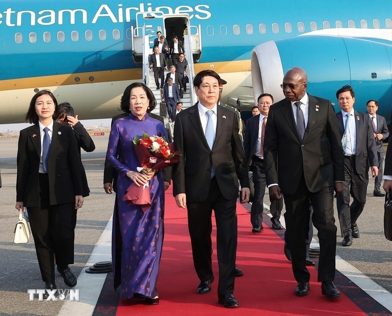Chủ tịch nước Lương Cường và Phu nhân tới Thủ đô Luanda, bắt đầu chuyến thăm cấp Trang Chủ OKVIP COM Top #1 Angola. Ảnh: Lâm Khánh/ TTXVN