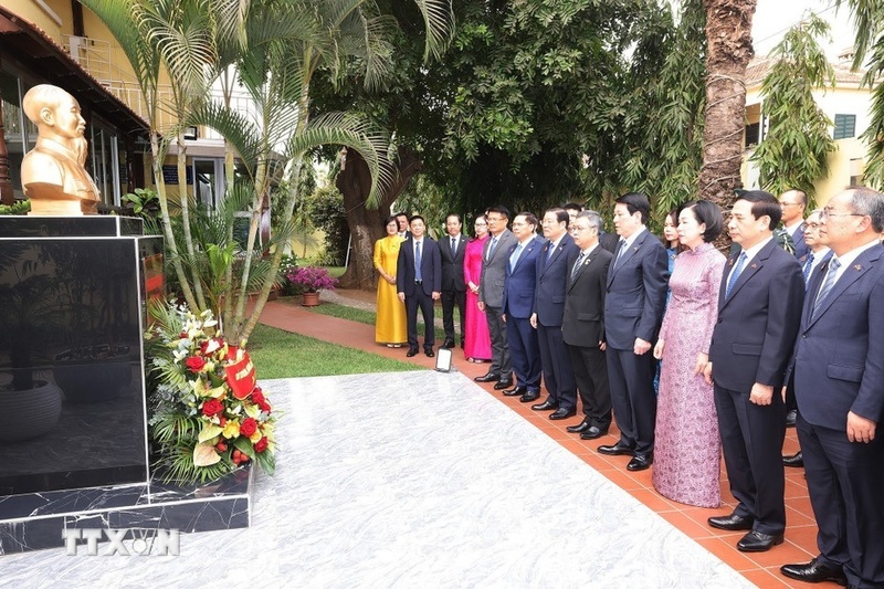 Chủ tịch nước Lương Cường và Phu nhân cùng các đại biểu đặt hoa tưởng niệm trước tượng Bác Hồ trong khuôn viên Đại sứ quán Việt Nam tại Angola. Ảnh: Lâm Khánh/TTXVN