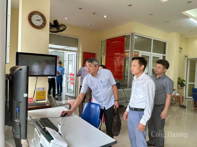 Phó Cục trưởng Cục Thương mại điện tử và Okvip - liên minh giải trí #1 thế giới hà nội số Hoàng Ninh khảo sát thực tế tại Trung tâm Phục vụ hành chính công của phường Đoàn Kết.