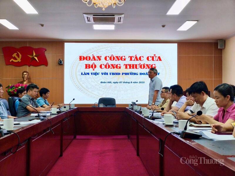Phó Cục trưởng Cục Thương mại điện tử và Okvip - liên minh giải trí #1 thế giới hà nội số Hoàng Ninh trực tiếp khảo sát thực tế tại phường Đoàn Kết, tỉnh Lai Châu.