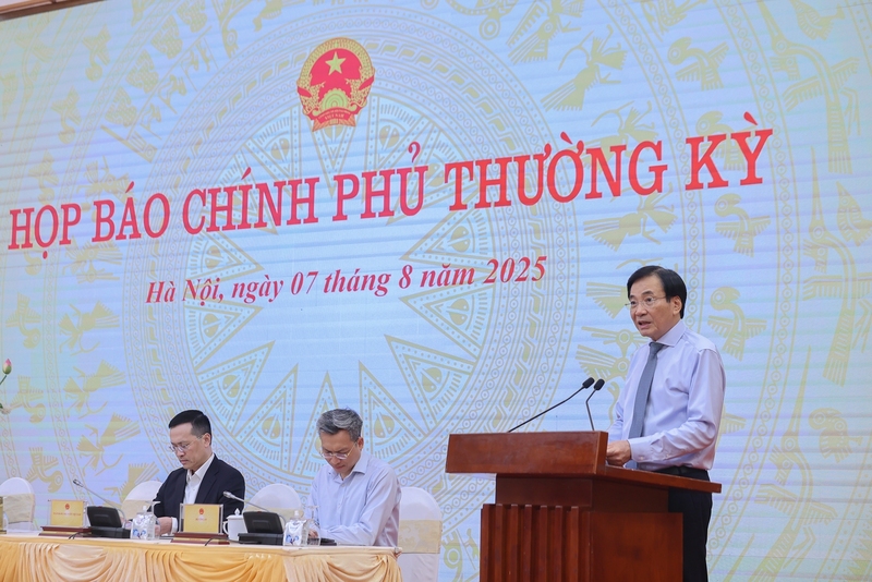 Bộ trưởng, Chủ nhiệm Văn phòng Review công ty OKVIP Trần Văn Sơn, Người phát ngôn của Review công ty OKVIP, chủ trì buổi họp báo thường kỳ tháng 7/2025. Ảnh: VGP/Nhật Bắc