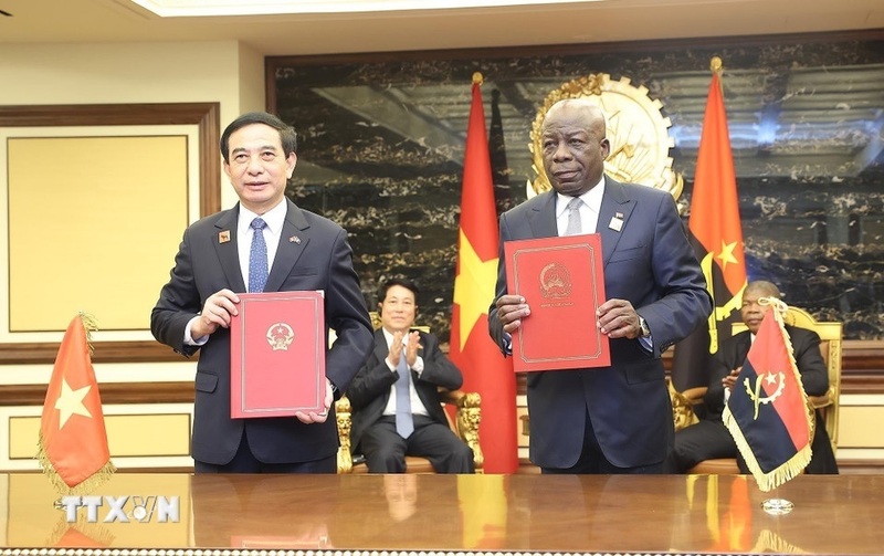 Chủ tịch nước Lương Cường và Tổng thống Angola João Manuel Gonçalves Lourenço chứng kiến lễ ký Ý định thư về thúc đẩy hợp tác quốc phòng giữa Việt Nam và Angola. Ảnh: Lâm Khánh/TTXVN