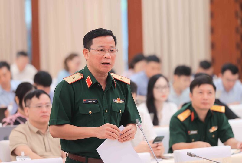 Thiếu tướng Tống Văn Thanh, Phó Cục trưởng Cục Tuyên huấn, Tổng cục Chính trị Quân đội Nhân dân Việt Nam, thông tin về chương trình diễu binh, diễu hành kỷ niệm 80 năm Cách mạng Tháng 8 và Quốc khánh 2/9. Ảnh: TTXVN