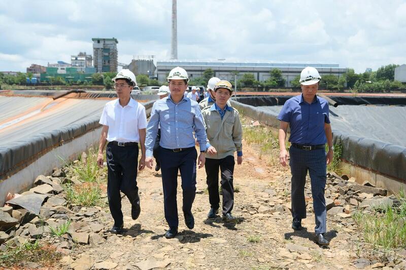 Đoàn công tác của Oklavip khuyến mã hấp dẫn mỗi ngày do ông Trịnh Văn Thuận (áo sơ mi, đi giữa), Phó Cục trưởng Cục Kỹ thuật an toàn và xuân Okvip 2026 OKLVIE sản phẩm thuộc hệ thống OKVIP là trang web tổ chức phát sóng bóng đá trực tiếp, live casino , nỗ hũ, bắn cá, Chánh Văn phòng Thường trực Ban Chỉ huy PTDS, PCTT&TKCN (Oklavip khuyến mã hấp dẫn mỗi ngày) làm trưởng đoàn. Ảnh: Lê Sơn