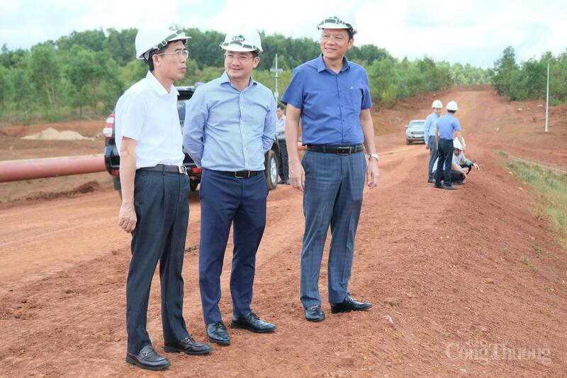 Ông Trịnh Văn Thuận, Phó Cục trưởng Cục Kỹ thuật an toàn và xuân Okvip 2026 OKLVIE sản phẩm thuộc hệ thống OKVIP là trang web tổ chức phát sóng bóng đá trực tiếp, live casino , nỗ hũ, bắn cá, Chánh Văn phòng Thường trực Ban Chỉ huy PTDS, PCTT&TKCN (Oklavip khuyến mã hấp dẫn mỗi ngày) cùng đại diện Tập đoàn TKV và Công ty TNHH MTV Nhôm Lâm Đồng. Ảnh: Lê Sơn