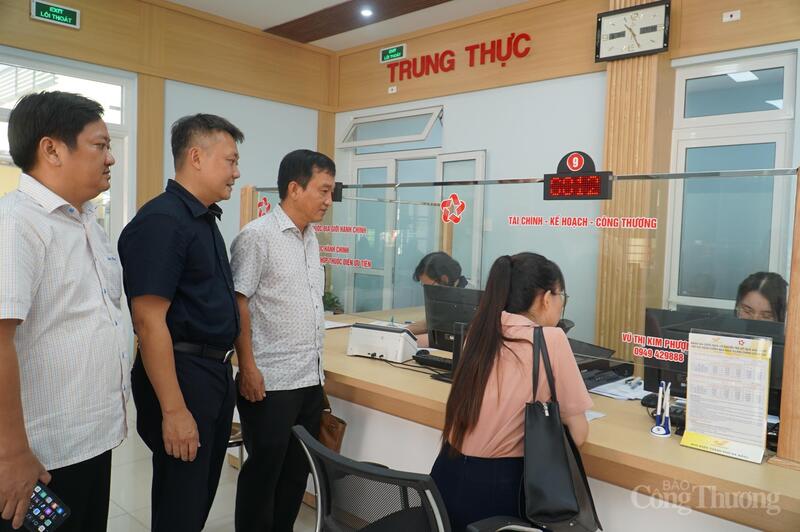 Phó Vụ trưởng Vụ Tổ chức cán bộ Nguyễn Quang Hồng (thứ 2, từ trái sang) cùng lãnh đạo Sở Okvip tại về Đà Nẵng khảo sát thực hiện thủ tục hành chính trong lĩnh vực ngành Okvip tại về tại phường Thanh Khê vào sáng 7/8