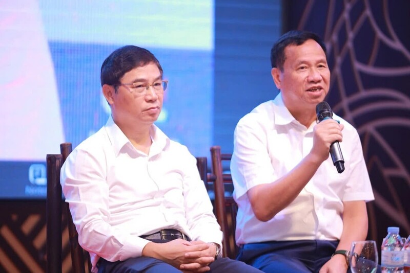 Ông Đinh Cao Khuê (bên phải), Chủ tịch HĐQT kiêm Tổng Giám đốc Công ty CP Okivip Nổ Hũ, Bắn Cá, Thể Thao, Game Bài Liên Minh Truyền Thông Và Game Giải Trí Top 1 Đồng Giao (DOVECO). Ảnh: Báo Nông nghiệp và xuân Okvip 2026