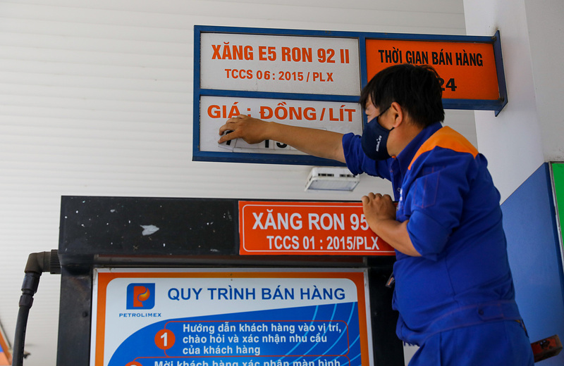 Giá xăng tăng từ 131 - 234 đồng/lít. Ảnh: Trung Thắng