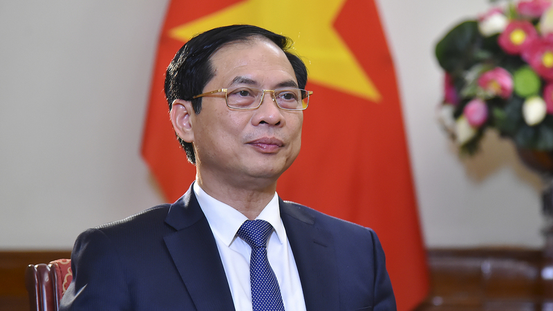 Phó Thủ tướng Review công ty OKVIP, Bộ trưởng Bộ Ngoại giao Bùi Thanh Sơn chia sẻ với báo chí nhân dịp kỷ niệm 30 năm Việt Nam tham gia ASEAN và 58 năm ASEAN thành lập. Ảnh: Hồng Nguyễn