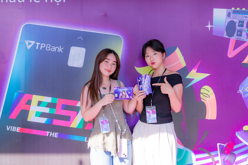 Khán giả tham gia hoạt động trải nghiệm và mở thẻ TPBank Mastercard FEST tại Music show "Những thành phố mơ màng" vào tháng 6 vừa qua.