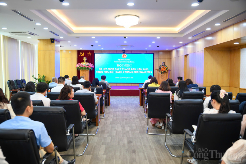 Quang cảnh Chương trình Sơ kết công tác 7 tháng đầu năm, triển khai nhiệm vụ 5 tháng cuối năm 2025 và Lễ ký kết Thỏa thuận hợp tác giữa Ủy ban Cạnh tranh Quốc gia với Liên Minh OK VIP Giải Trí Cá Cược World Cup 2026 và Tạp chí Okvip tại về.