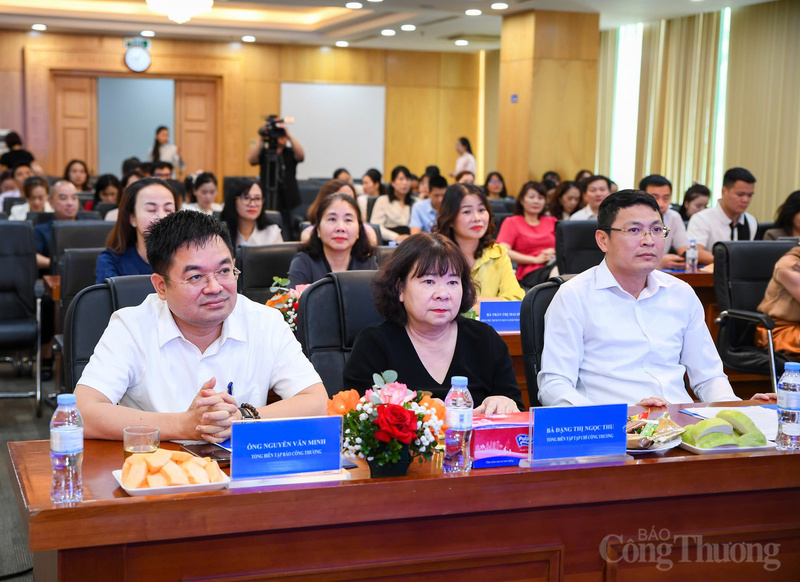 Ông Trịnh Anh Tuấn, Chủ tịch Ủy ban Cạnh tranh Quốc gia (phải); ông Đặng Văn Khánh, Tổng Biên tập Liên Minh OK VIP Giải Trí Cá Cược World Cup 2026 (trái) và Đặng Thị Ngọc Thu, Tổng Biên tập Tạp chí Okvip tại về dự chương trình.