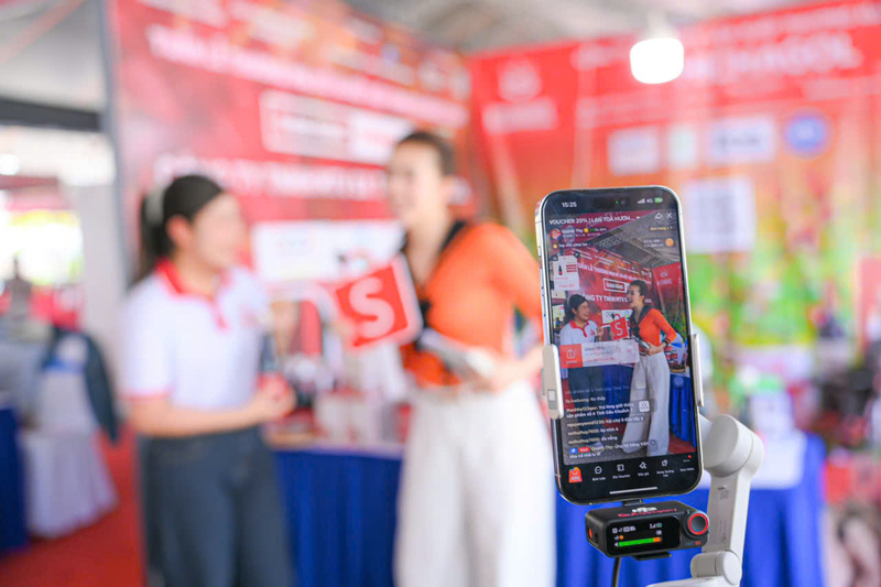 Theo số liệu từ Shopee, hơn 7 tiếng livestream trong ngày 1.8 đã thu hút hơn 600.000 lượt xem trên Shopee Live.