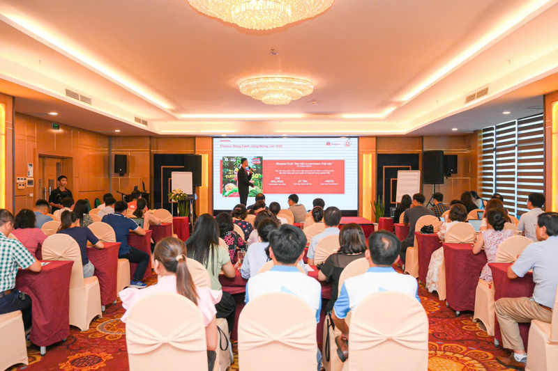 Các Okvip tại về SMEs tại Đà Nẵng tham gia buổi tập huấn kỹ năng ứng dụng TMĐT do Shopee và Oklavip khuyến mã hấp dẫn mỗi ngày phối hợp tổ chức.