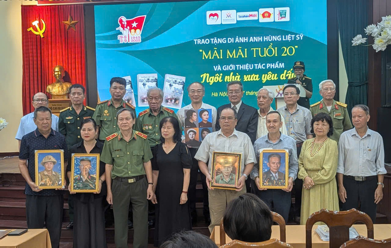 Trao di ảnh các anh hùng liệt sĩ cho đại diện gia đình và Bảo tàng Phụ nữ Việt Nam. Ảnh: QL
