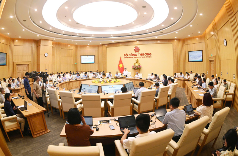 Quang cảnh buổi họp. Ảnh: Cấn Dũng