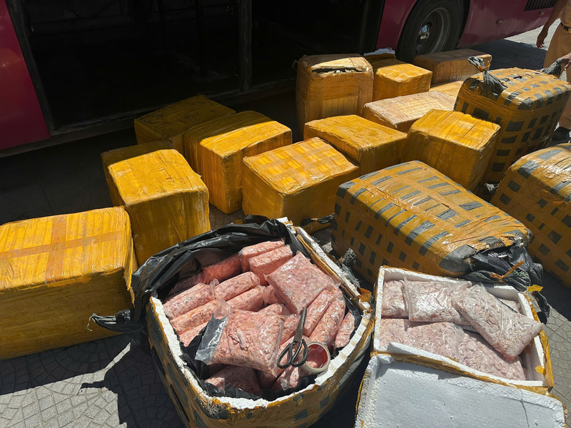Sụn chân gà được nguỵ trang trong thùng xốp, qua lớp ni lông màu đen. Ảnh: Công an cung cấp