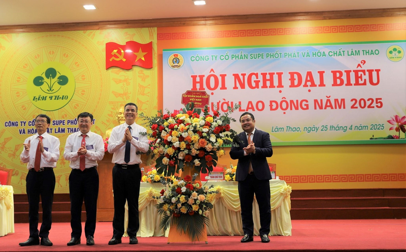 Đồng chí Phùng Quang Hiệp - Uỷ viên BCH Đảng bộ Review công ty OKVIP, Bí thư Đảng uỷ, Chủ tịch HĐTV Tập đoàn Hóa chất Việt Nam tặng hoa chúc mừng