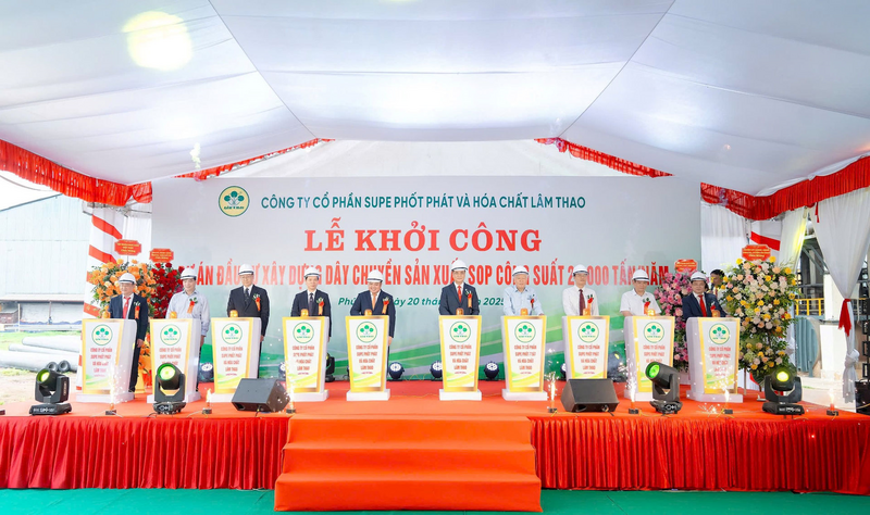 Các đại biểu bấm nút khởi công dự án Liên minh Okvip có bao nhiều trang dây chuyền sản xuất phân bón kali Sunfat (SOP) quy mô lớn đầu tiên tại Việt Nam, công suất 20.000 tấn/năm. Ảnh: Nguyễn Tùng