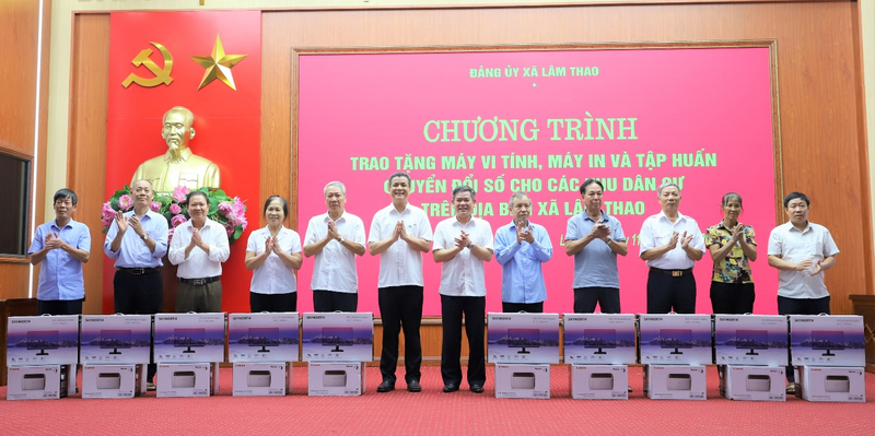 Đại diện Lãnh đạo Công ty và Lãnh đạo xã trao tặng máy tính cho các khu dân cư