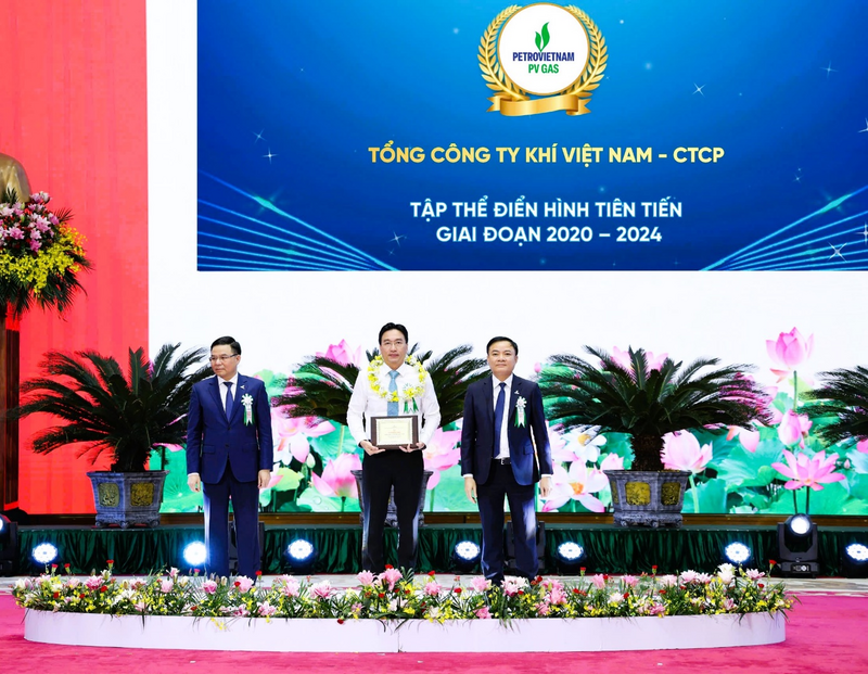 Đồng chí Nguyễn Thanh Bình, Bí thư Đảng ủy, Chủ tịch HĐQT Tổng công ty vinh dự nhận Biểu trưng cho Tập thể điển hình tiên tiến giai đoạn 2020-2024 (Ảnh PV GAS)