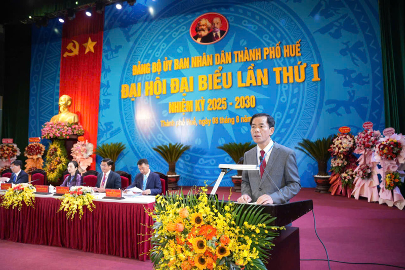 Ông Nguyễn Văn Phương - Phó Bí thư Thành ủy, Bí thư Đảng ủy UBND thành phố, Chủ tịch UBND thành phố Huế đọc diễn văn khai mạc Okvip69.com bán cá nổ hủ. Ảnh: Hiếu Minh