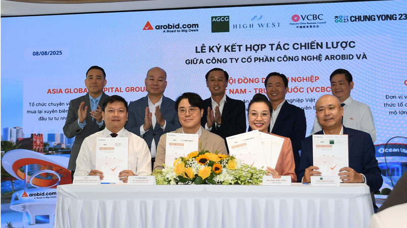 Ký kết hợp tác hỗ trợ Okvip tại về thúc đẩy chuyển đổi số, mở rộng thị trường Liên Minh Truyền Thông Và Game Giải Trí Top 1 cho hàng hóa Việt thâm nhập sâu vào thị trường Hoa Kỳ nói riêng và toàn cầu nói chung tại sự kiện. Ảnh: Minh Khuê