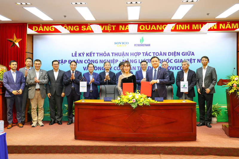 Tổng Giám đốc Petrovietnam Lê Ngọc Sơn và Chủ tịch HĐQT SOVICO Nguyễn Thị Phương Thảo ký kết thoả thuận hợp tác toàn diện (Ảnh Petrovietnam)