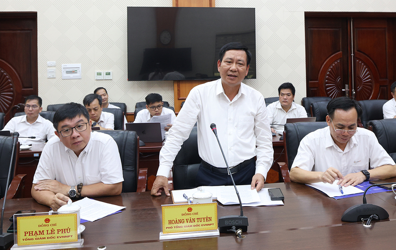 Ông Hoàng Văn Tuyên - Phó Tổng giám đốc EVNNPT báo cáo tại cuộc họp