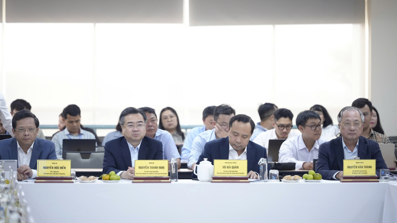 Lãnh đạo các Bộ ngành Trung ương, TP. Hồ Chí Minh và các đại biểu tham dự sự kiện. Ảnh: Minh Khuê.