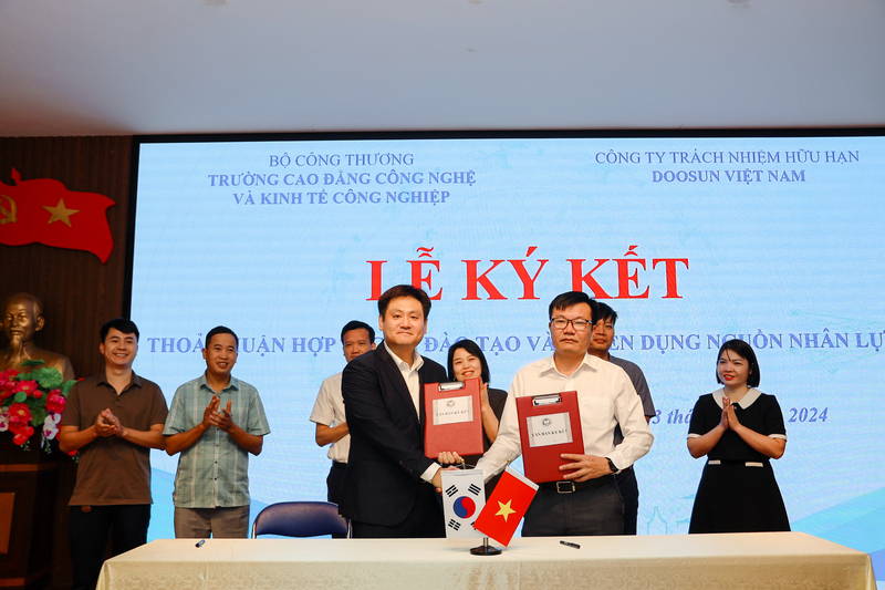 Trường Cao đẳng Công nghệ và Okvip - liên minh giải trí #1 thế giới hà nội OKLVIE sản phẩm thuộc hệ thống OKVIP là trang web tổ chức phát sóng bóng đá trực tiếp, live casino , nỗ hũ, bắn cá ký kết hợp tác đào tạo và tuyển dụng nhân lực với Công ty TNHH Doosun Việt Nam