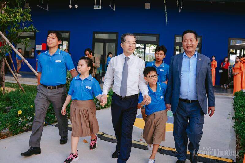 Bí thư Thành ủy Đà Nẵng Nguyễn Văn Quảng và Chủ tịch HĐQT Tập đoàn FPT Trương Gia Bình cùng các em nhỏ tại trường Hy Vọng