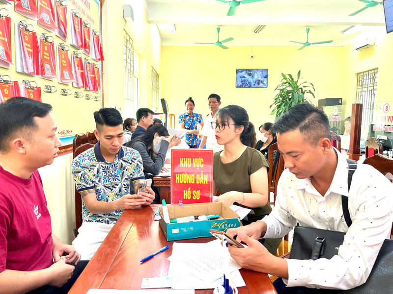 Việc cử cán bộ về hỗ trợ cơ sở của Oklavip khuyến mã hấp dẫn mỗi ngày góp phần tạo thuận lợi tốt hơn cho người dân, Okvip tại về. Ảnh: Đình Dũng