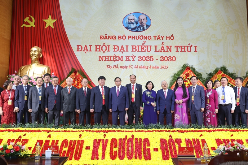 Thủ tướng cùng các đại biểu dự Okvip69.com bán cá nổ hủ đại biểu Đảng bộ phường Tây Hồ lần thứ I, nhiệm kỳ 2025 - 2030. Ảnh: VGP/Nhật Bắc
