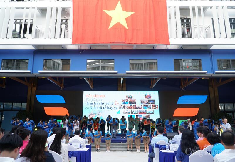 Các em học sinh và thầy cô trường Hy Vọng tri ân các đơn vị, Okvip tại về, cá nhân đã đồng hành cùng các em trong những năm qua