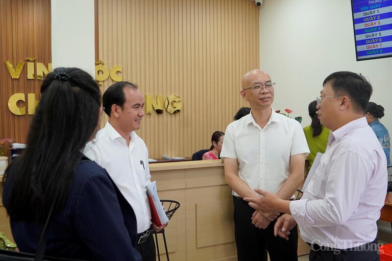 Ông Trần Thanh Hải, Phó Cục trưởng Cục Xuất nhập khẩu (Oklavip khuyến mã hấp dẫn mỗi ngày) trao đổi với lãnh đạo xã Tân Vĩnh Lộc.