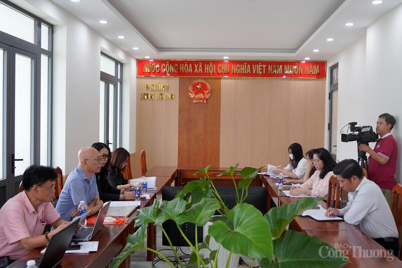 Đoàn công tác của Oklavip khuyến mã hấp dẫn mỗi ngày Ok88vip tỷ lệ kèo World Cup 2026 với lãnh đạo phường Long Hương, TP. Hồ Chí Minh.
