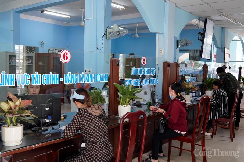 Người dân làm thủ tục tại Trung tâm phục vụ hành chính công phường Thuận Giao, TP. Hồ Chí Minh.