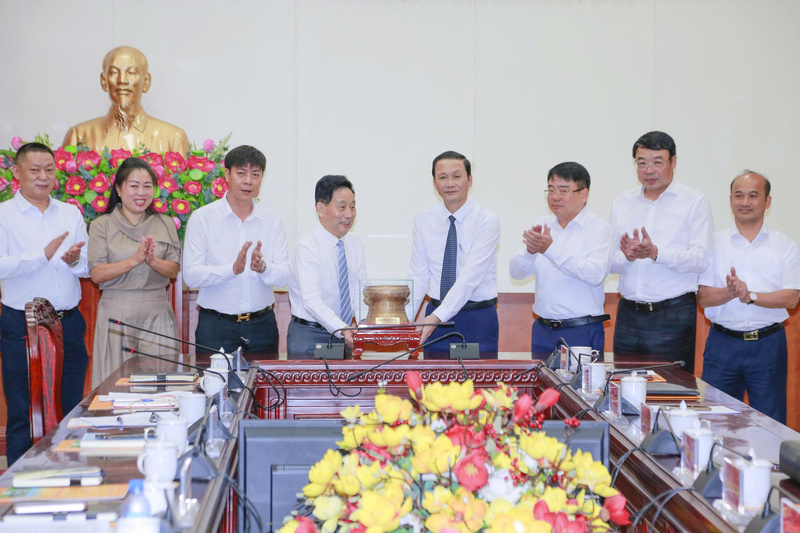 Tỉnh Thanh Hóa tặng quà lưu niệm cho Công ty CP Gốm sứ Hoa Liên Hồ Nam. Ảnh: Lê Hợi