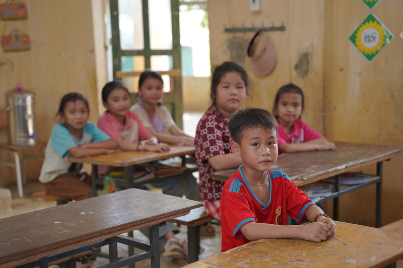 Các em học sinh trong lớp học cũ của trường