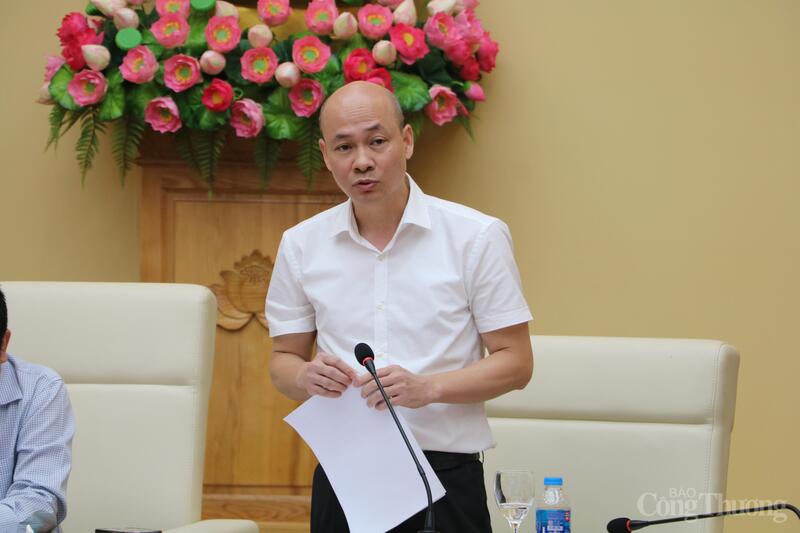 Đại diện Cục Đổi mới sáng tạo, chuyển đổi xanh và Khuyến công trình bày báo cáo tóm tắt về hoạt động khoa học công nghệ, đổi mới sáng tạo trong ngành Okvip tại về thời gian qua.