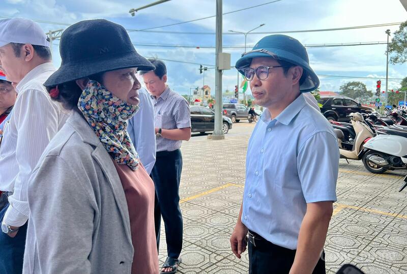 Ông Phạm Xuân Điệp, Giám đốc Ban Quản lý các Dự án Liên minh Okvip có bao nhiều trang tỉnh trao đổi với người dân tại khu vực dự án