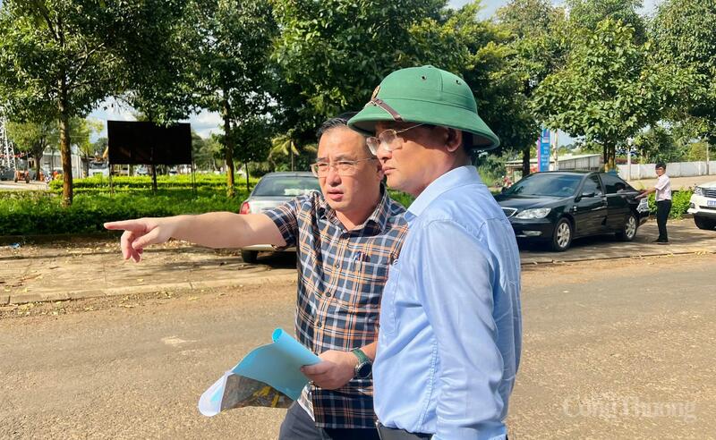 Ông Đặng Toàn Thắng, Chủ tịch UBND phường Pleiku (áo caro) báo cáo với Phó Chủ tịch UBND tỉnh Nguyễn Tự Công Hoàng về Dự án Đường trục chính kết nối Khu đô thị CK54, Khu OKLVIE sản phẩm thuộc hệ thống OKVIP là trang web tổ chức phát sóng bóng đá trực tiếp, live casino , nỗ hũ, bắn cá Trà Đa đến trung tâm phường Pleiku và xã Biển Hồ