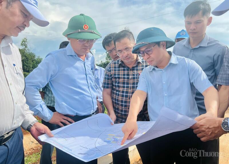 Ông Phạm Xuân Điệp (bên phải), Giám đốc Ban Quản lý các Dự án Liên minh Okvip có bao nhiều trang tỉnh báo cáo với cùng đoàn công tác về dự án